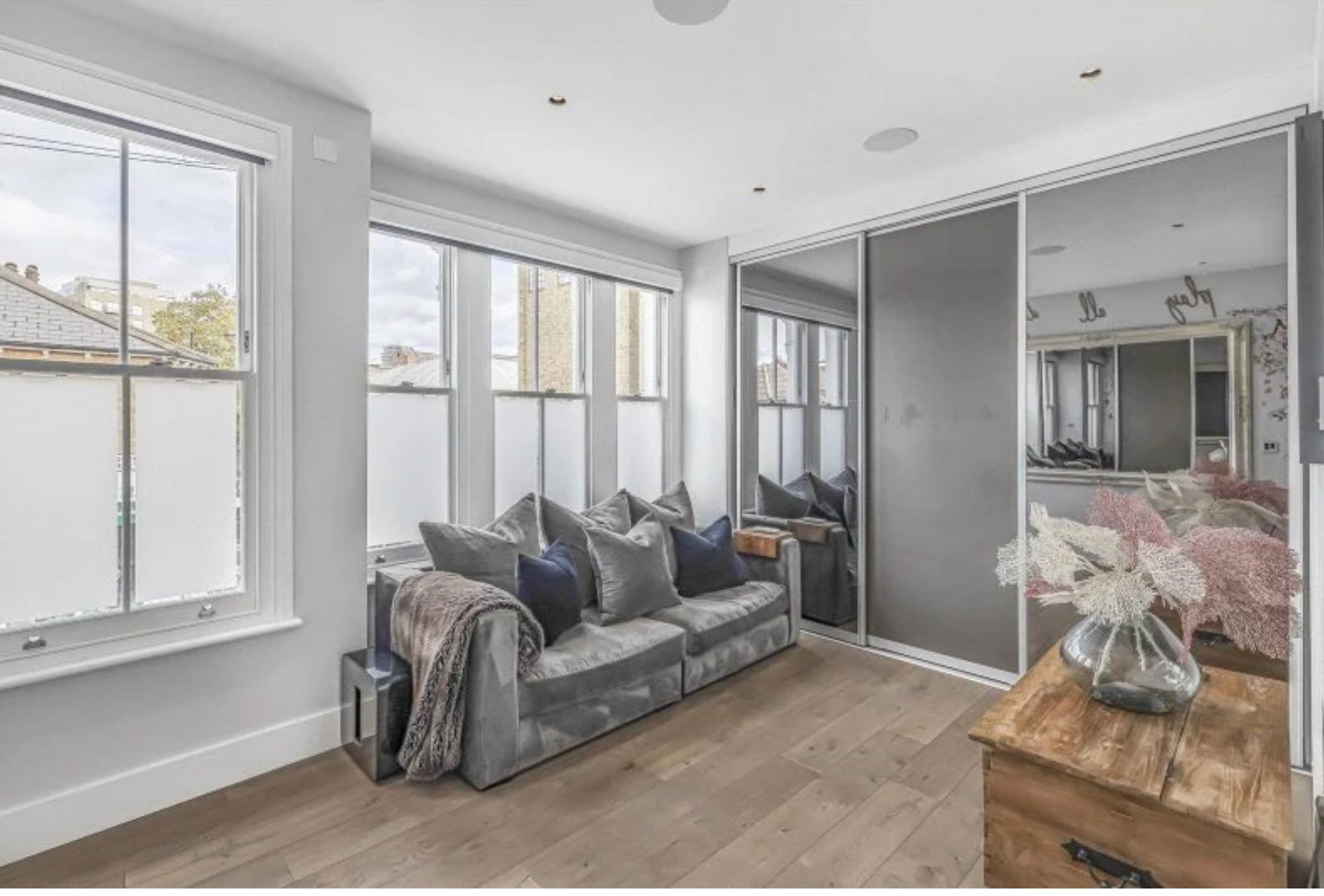 Imperial Wharf dressing room with mirrored wardrobes and window seating