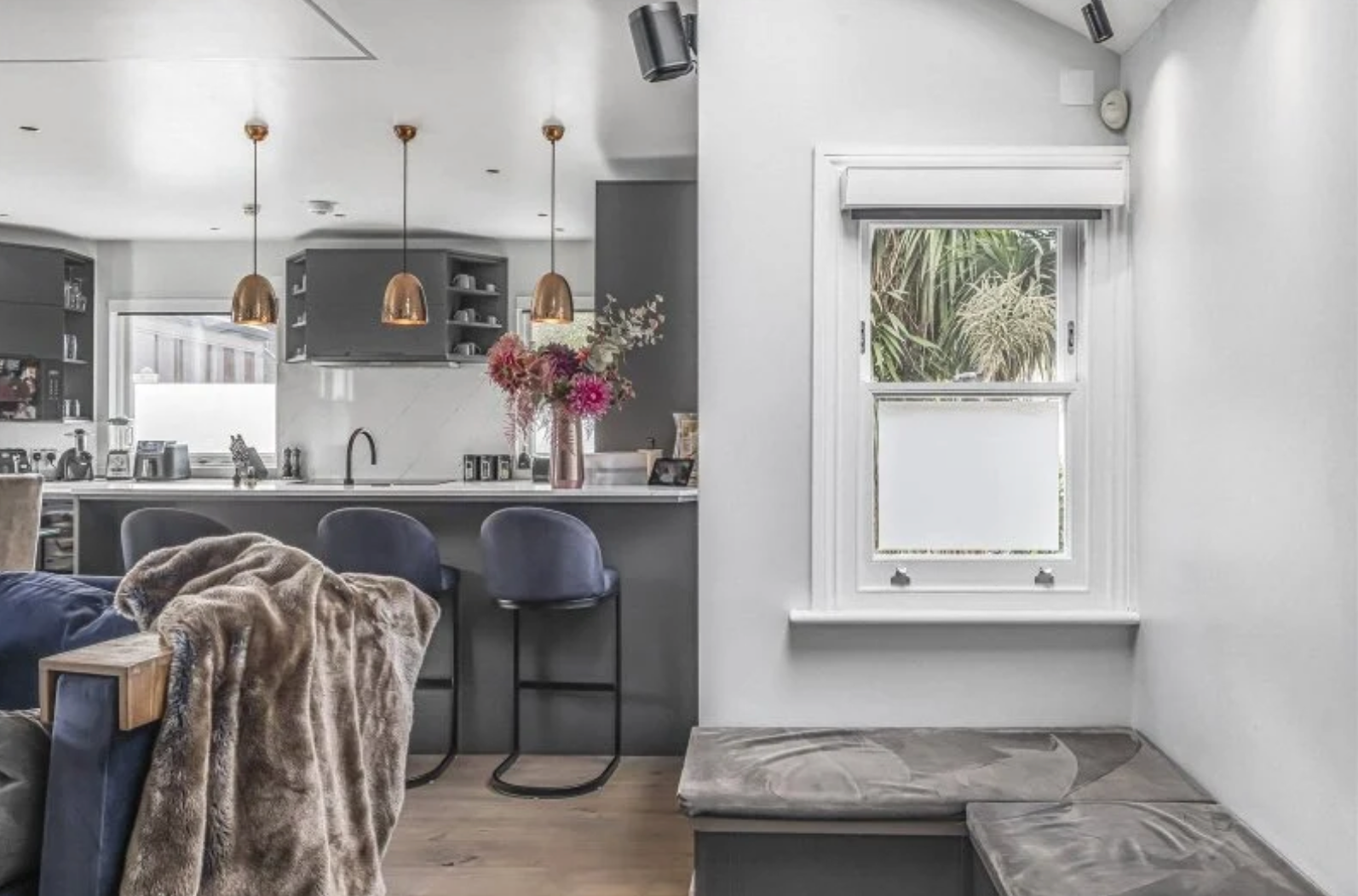 Imperial Wharf lounge and kitchen with bespoke window seating